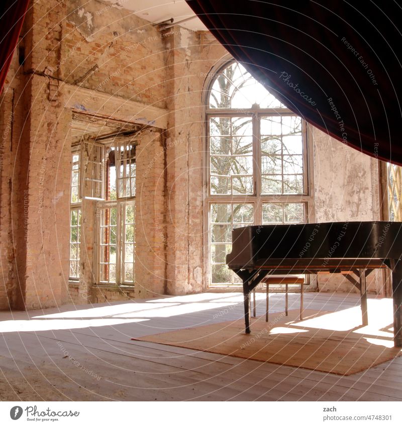 Hausmusik musizieren Musikinstrument Bühnenvorhang Innenaufnahme Vorhang Langzeitbelichtung Renovieren Gebäude Licht Sonnenlicht Lichterscheinung Architektur
