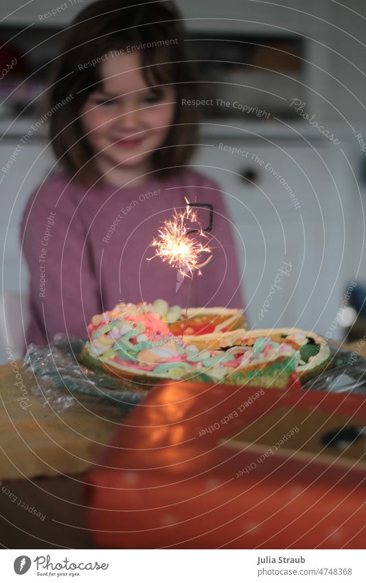 Mädchen freut sich über Geburtstagskuchen mit Wunderkerze 5 Geburtstagstorte Geburtstagsgeschenk Geburtstagswunsch Geburtstagsfeier Geburtstagskerzen