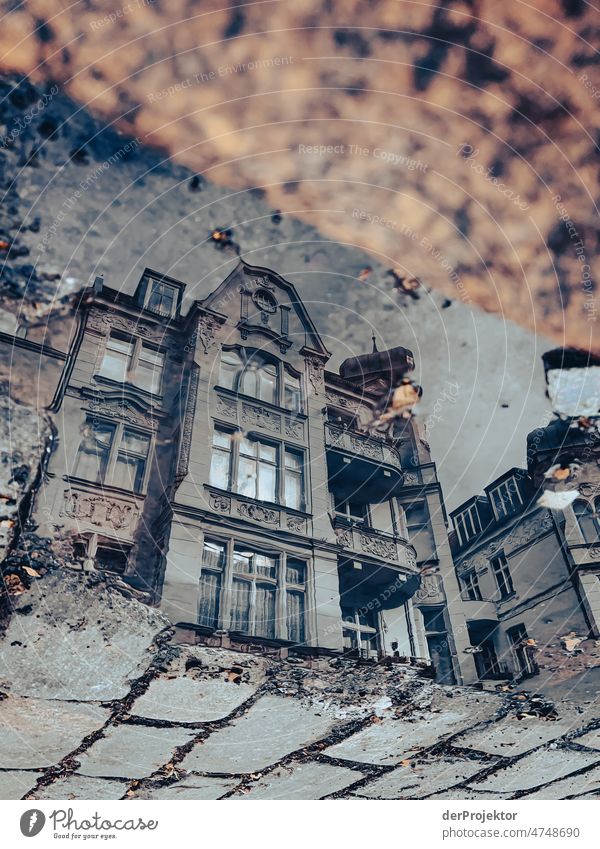 Haus in einer Pfützenspiegelung mit Kopfsteinpflaster außergewöhnlich trendy Coolness ästhetisch Sightseeing Städtereise Urbanisierung abstrakt Muster berlin