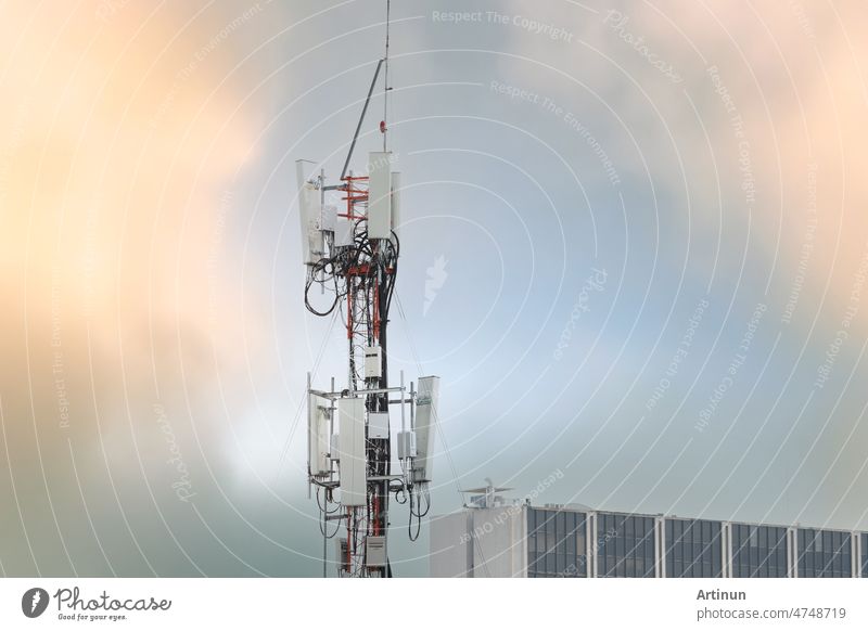 Fernmeldeturm in der Nähe eines Gebäudes. Antenne. Funk- und Satellitenmast am grauen Himmel. Kommunikationstechnik. Telekommunikation Industrie. Mobile oder Telekom 4g Netzwerk. Telekommunikation Industrie.