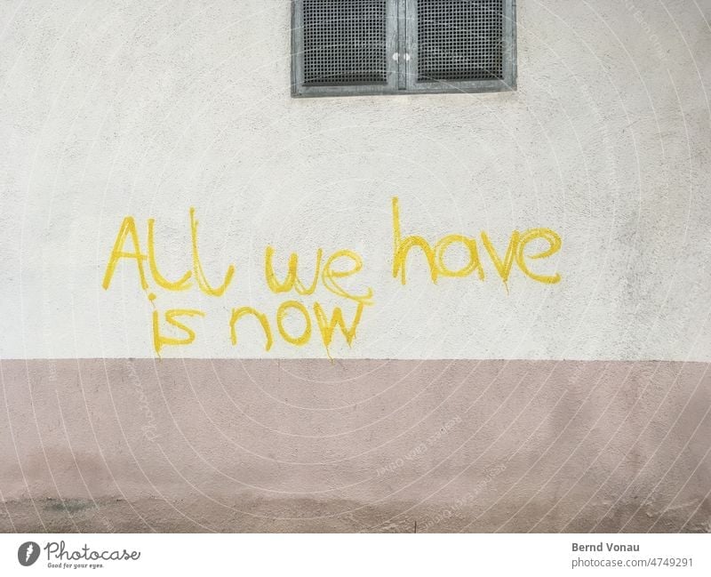 Alles was wir haben ist jetzt - Graffito Graffiti Spruch Wand Message Zukunft sinnspruch Gegenwart Hoffnung gelb Schmiererei Vandalismus Haus Mauer Wort Fassade