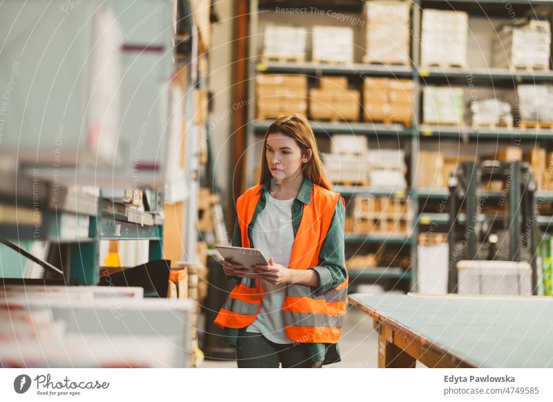 Frau mit Tablet im Lager einer Fabrik, die den Standort der Waren überprüft Business Ladung selbstbewusst liefernd Versand Verteilung Mitarbeiter industriell