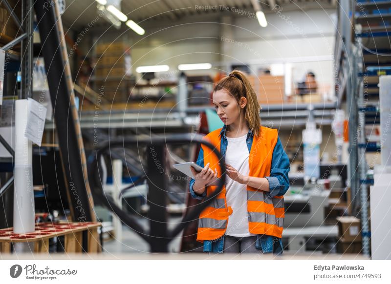 Frau mit Tablet im Lager einer Fabrik, die den Standort der Waren überprüft Business Ladung selbstbewusst liefernd Versand Verteilung Mitarbeiter industriell