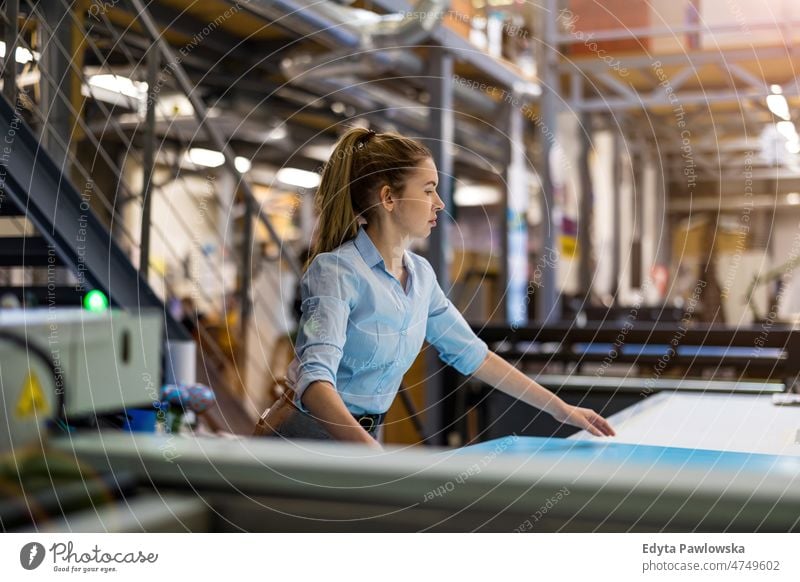 Frau arbeitet in einer Druckerei Business Ladung selbstbewusst liefernd Versand Verteilung Mitarbeiter Fabrik Ware industriell Industrie Job