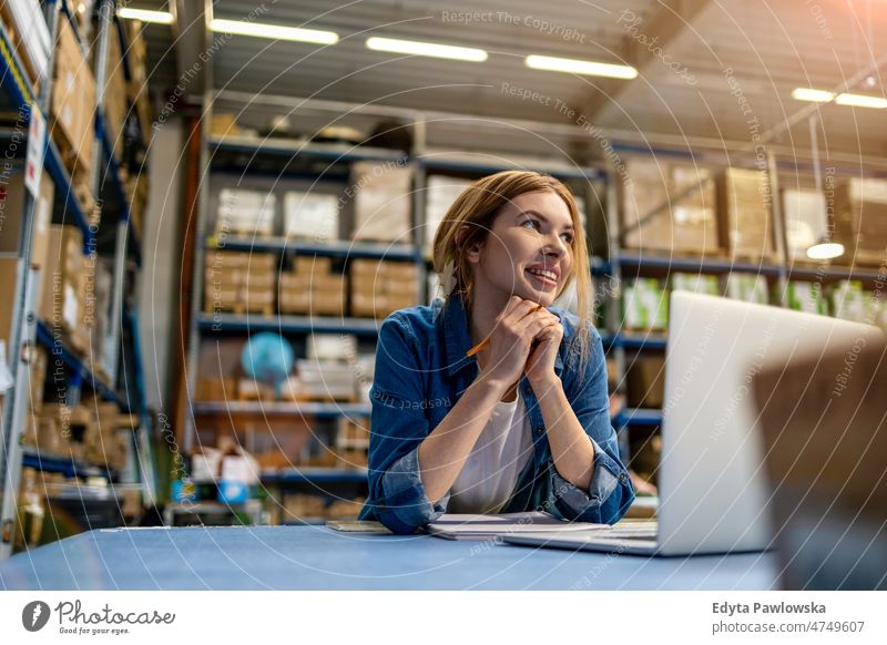 Frau benutzt Laptop im Lagerhaus Business Ladung selbstbewusst liefernd Versand Verteilung Mitarbeiter Fabrik Ware industriell Industrie Job