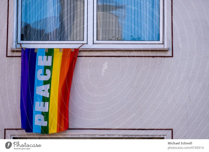 Peace: Flagge an einem Wohnhaus peaceful Flaggen Ukraine Russland Krieg Ukrainekrieg Ukraine-Krieg Russland-Ukraine-Krieg Frieden Friedenswunsch Regenbogenfahne