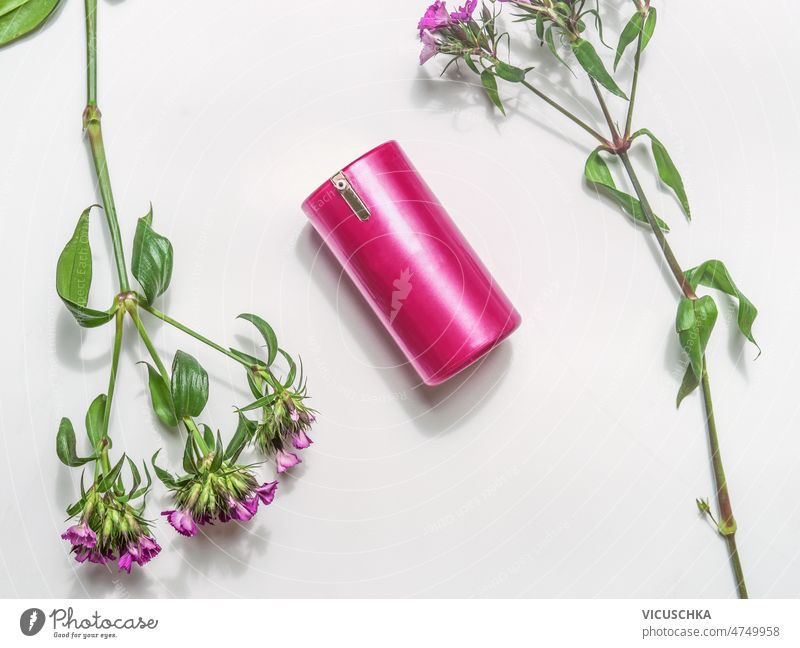 Rosa Kosmetikprodukt auf weißem Hintergrund mit rosa Blumen. kosmetisches Produkt weißer Hintergrund Draufsicht Naturkosmetik Gesundheit grün Flasche Design Spa
