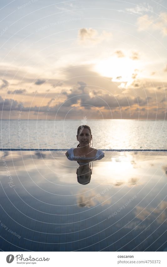 Frau in einem Infinity-Pool am Meer attraktiv Strand schön Bikini blau Abenddämmerung genießend Spaß Mädchen Fröhlichkeit Gesundheit Feiertag Hotel
