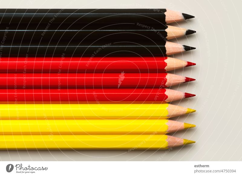 Draufsicht auf die Deutschlandflagge mit schwarzem, rotem und gelbem Buntstift mit Kopierraum Deutsche Flagge Welt Zustand Europa abstrakt Zeichen Symbol