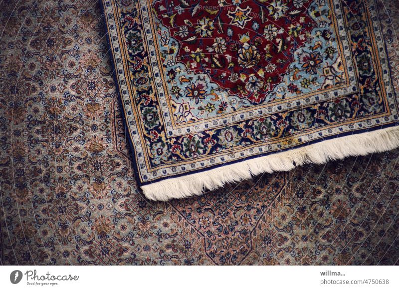 Teppiche. Ein fliegender und ein Läufer. Orientteppich gemustert Fransen persischer Teppich orientalische Teppiche Muster