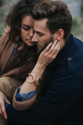 Porträt von zwei kaukasischen Liebenden. Junges Paar umarmt sich an einem Herbsttag im Freien. Ein bärtiger Mann und eine lockige Frau in der Liebe. Valentinstag. Konzept der Liebe und Familie.