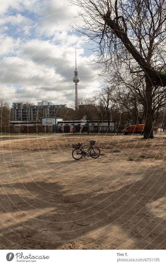 ein einsames Fahrrad im Park. Im Hintergrund der Berliner Fernsehturm. Berlin-Mitte Frühling Turm Wahrzeichen Hauptstadt Architektur Sehenswürdigkeit