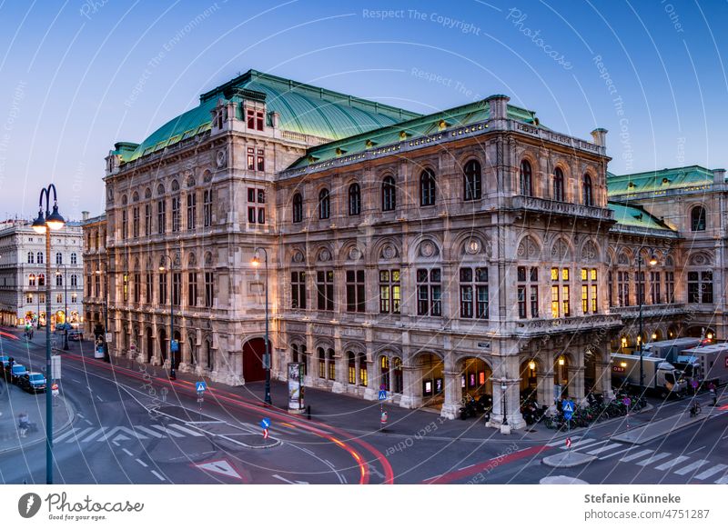 Die Wiener Staatsoper blaueStunde Österreich Langzeitbelichtung Licht Außenaufnahme Wahrzeichen berühmt Außenseite Europa Großstadt Stadtbild Gebäude Opernhaus