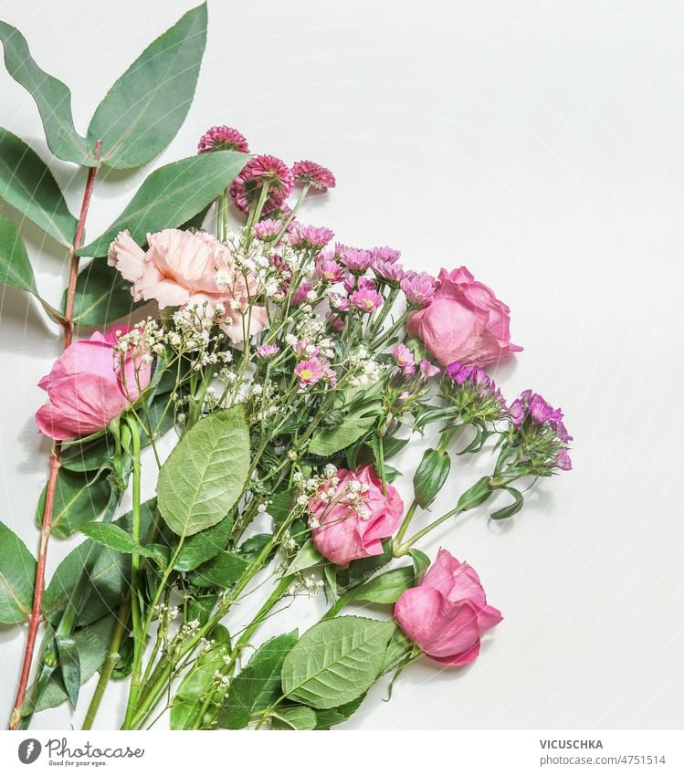 Schöne Blumenstrauß mit Rosen, rosa und lila Blütenblätter und grüne Blätter auf weißem Hintergrund schön weißer Hintergrund purpur romantisch geblümt
