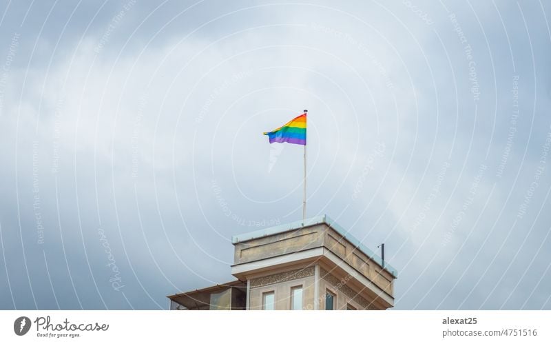 Gay Pride-Flagge auf einem Gebäude Hintergrund Transparente bisexuell blau Feier Großstadt Wolken farbenfroh Gemeinschaft Textfreiraum Vielfalt Fahne Freiheit
