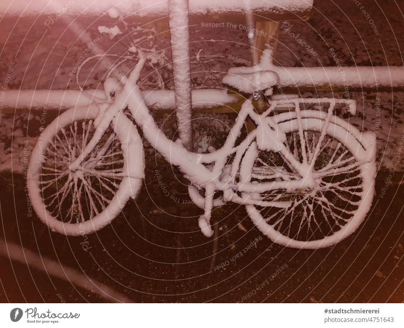 Zugeschneit Wintereinbruch Schnee eingeschneit Fahrrad abstellen Dunkelheit dunkel abgestellt vergessen Winter im Frühling Szene