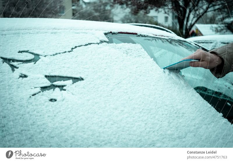 Schnee abkratzen auf Autoscheibe mit Datum Winter PKW weiß kalt Frost Wetter Fahrzeug gefroren Schneefall Saison Eis Natur im Freien Schneesturm Klima Unwetter