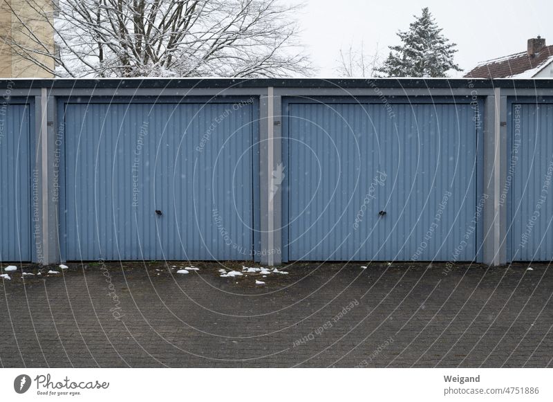 Die Einsamkeit der Garagen trist einsam Deutschland Tor Winter kalt zwei