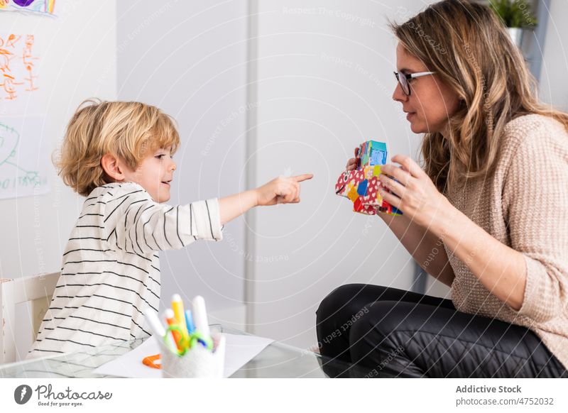 Psychologe zeigt einem Kind Spielzeug Psychologin Prüfung Junge Kindheit Hilfsbereitschaft Psychologie Diagnostik Lektion Punkt zeigen Raum Frau Ernennung