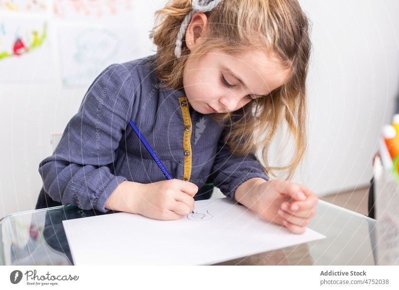 Kleines Mädchen zeichnet traurige Frau zeichnen unglücklich verärgert negativ Ärger Problematik Sorge Raum heimwärts Papier Zeitvertreib Schot Vorstellungskraft