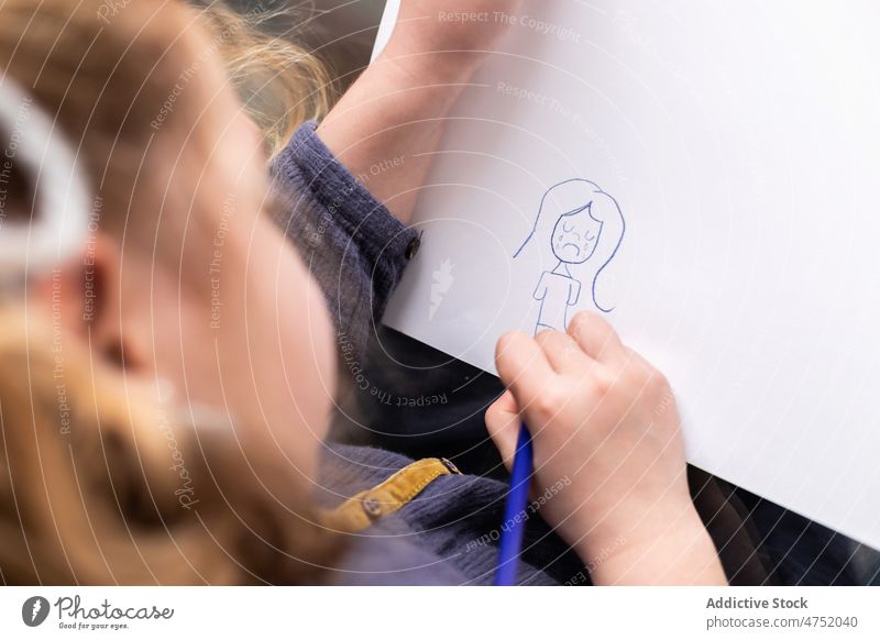 Unbekanntes Mädchen zeichnet traurige Frau zeichnen unglücklich verärgert negativ Ärger Problematik Sorge Raum heimwärts Papier Zeitvertreib Schot