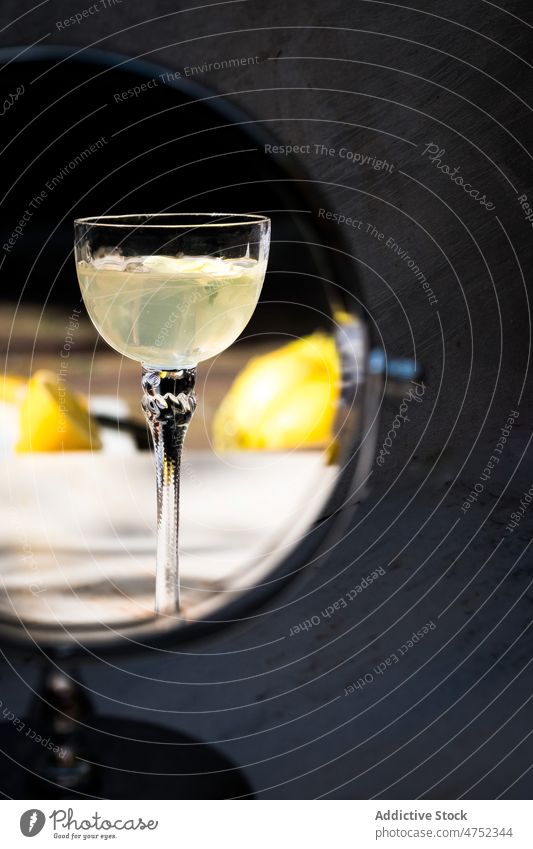 Spiegelung eines Glases mit Zitronencocktail Cocktail Reflexion & Spiegelung kalt trinken Alkohol Kelch Raum halbdunkel frisch Getränk rund Form Portion