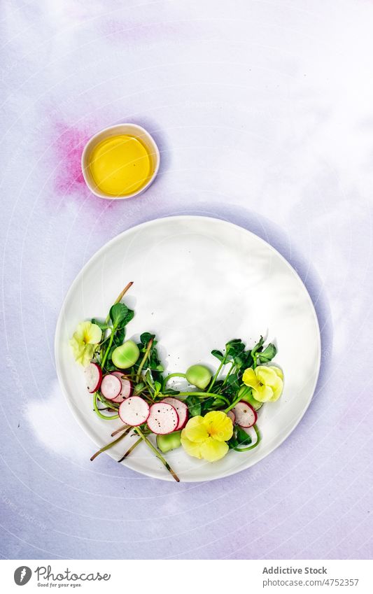Kräuter-Rettich-Salat mit Blumen Salatbeilage Vegetarier Kraut Saucen Erdöl Garnierung Haute Cuisine anspruchsvoll Gemüse Schalen & Schüsseln Teller dienen