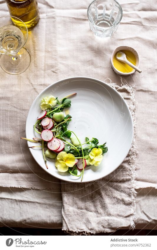 Kräuter-Rettich-Salat mit Blumen Salatbeilage Vegetarier Kraut Saucen Erdöl Garnierung Haute Cuisine anspruchsvoll Gemüse Schalen & Schüsseln Teller dienen
