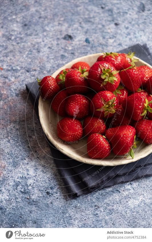 Teller mit frischen Erdbeeren auf Serviette reif Tisch Haufen Murmel organisch Beeren gefaltet natürlich Stoff Vitamin Veganer Vegetarier Frucht Bestandteil süß