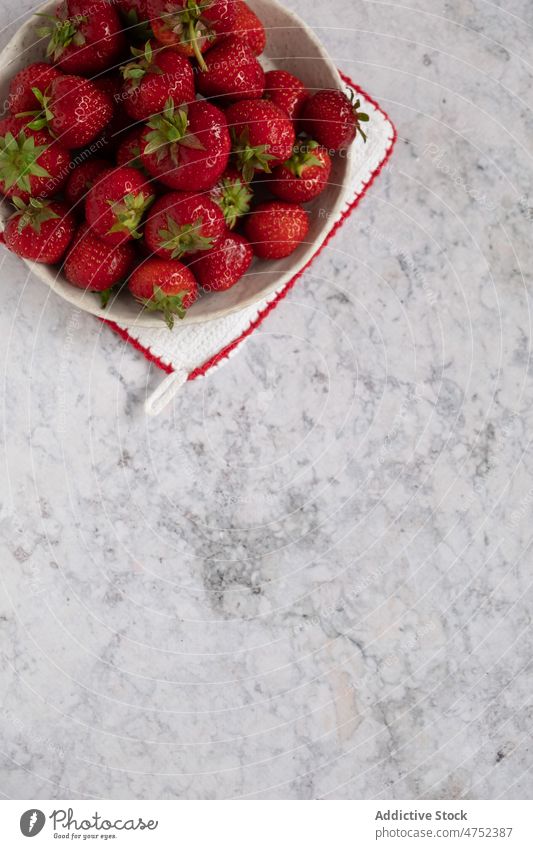 Teller mit frischen Erdbeeren auf Serviette reif Tisch Haufen Murmel organisch Beeren gefaltet natürlich Stoff Vitamin Veganer Vegetarier Frucht Bestandteil süß