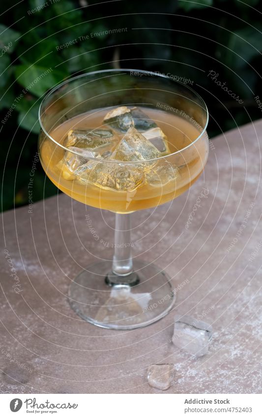 Kalter Whiskey auf nasser Oberfläche Glas Eiswürfel Alkohol Kelch kalt Schnaps trinken Kristalle Cocktail Portion Zusammensetzung Getränk durchsichtig Glaswaren