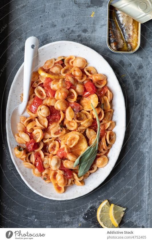 Teller mit köstlicher italienischer Pasta Spätzle Tomate Saucen Sardinen Zitrone Tisch Mittagessen Conchiglie Speise italienische Küche Dose lecker Lebensmittel