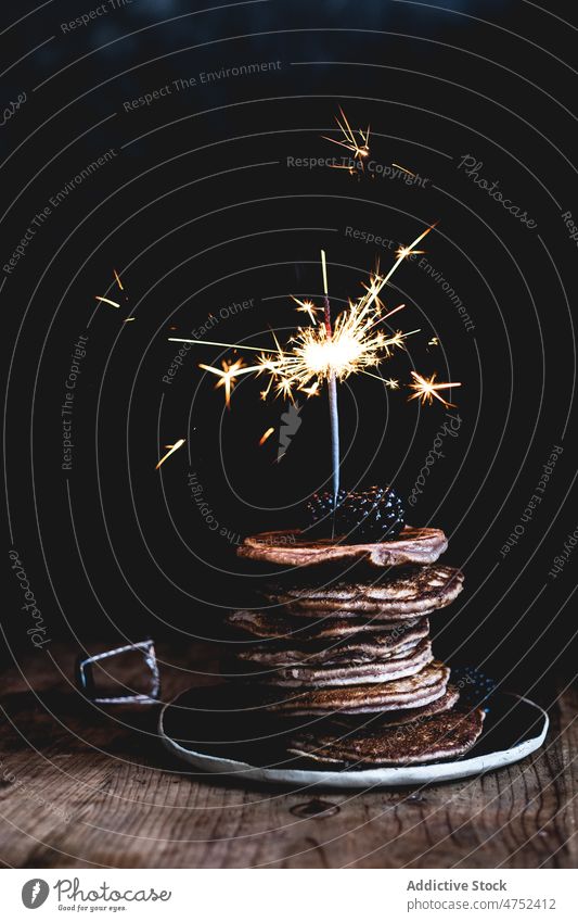 Schokoladenpfannkuchen mit Brombeersekt Pfannkuchen Wunderkerze Brombeeren dunkel Feiertag feiern süß Tisch Frühstück Dessert Lebensmittel Portion lecker