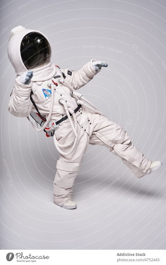 Astronaut im Raumanzug, der das Fliegen in der Schwerelosigkeit simuliert Phantasie Schutzhelm Gleichgewicht Bewegung so tun, als ob Konzept Astronomie