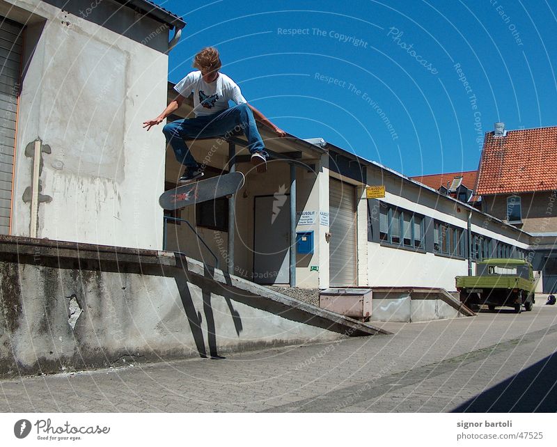 air artistic´s Trick Kickflip Luft springen Skateboarding Sonne sun Blauer Himmel Industriefotografie