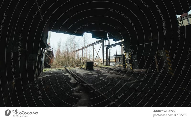 Gleise vor einer desolaten Industrieanlage Schiene Fabrik Verlassen Grunge Speicher Gebäude grau Himmel schäbig Rust dreckig Eisenbahn Konstruktion industriell
