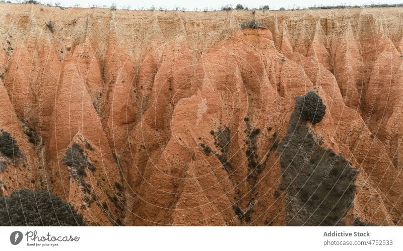 Raue trockene Schlucht in der Natur Landschaft trocknen Formation Felsen Stein tagsüber Geologie Gelände Hintergrund Berge u. Gebirge rau atemberaubend