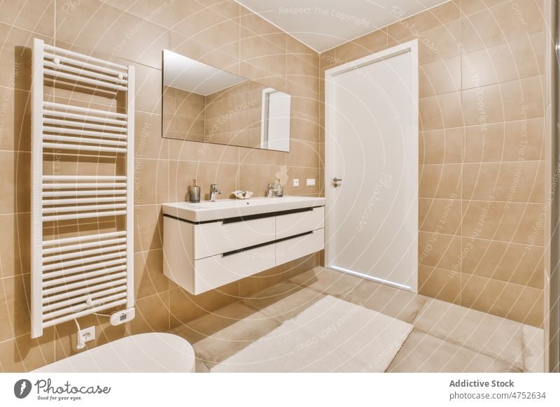 Modernes Badezimmer mit beigefarbenen Kacheln Innenbereich Stil sehr wenige Fliesen u. Kacheln Waschbecken modern Design Keramik Appartement neu sanitär