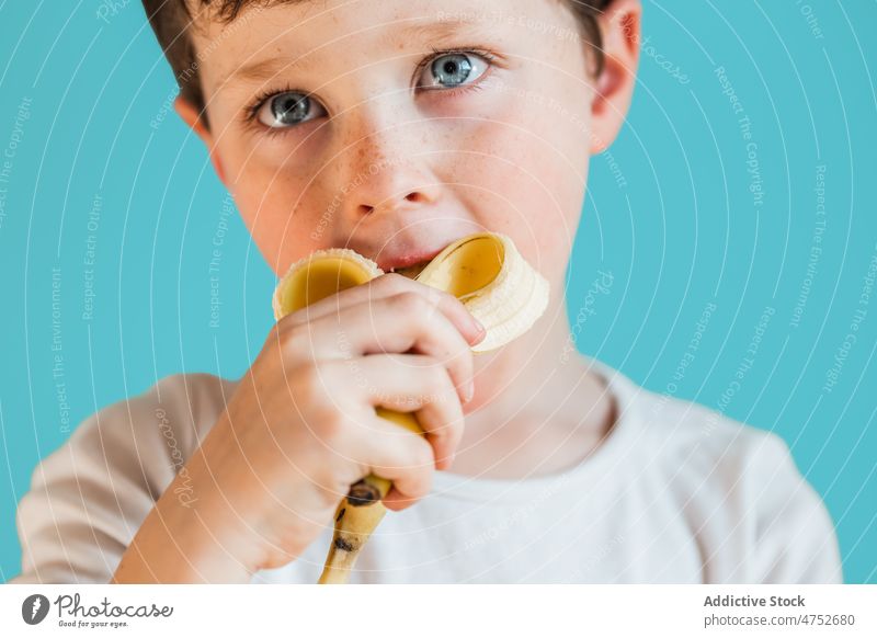 Junge isst reife Banane Kind Kindheit Frucht essen organisch gesunde Ernährung natürlich Lebensmittel frisch süß Atelier Vorschein Vitamin niedlich Stimmung