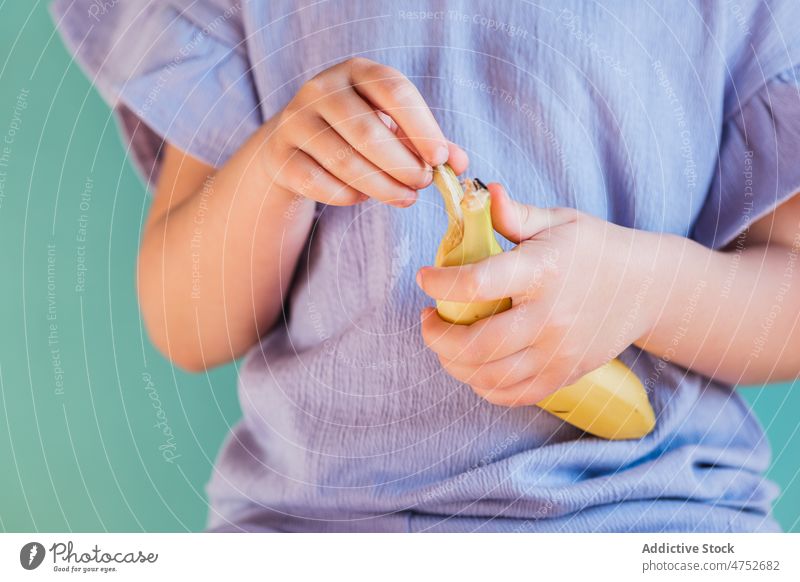 Anonymes Mädchen schält reife Banane Kind Frucht sich[Akk] schälen gesunde Ernährung Kindheit natürlich organisch Stil niedlich unschuldig Licht Atelier süß