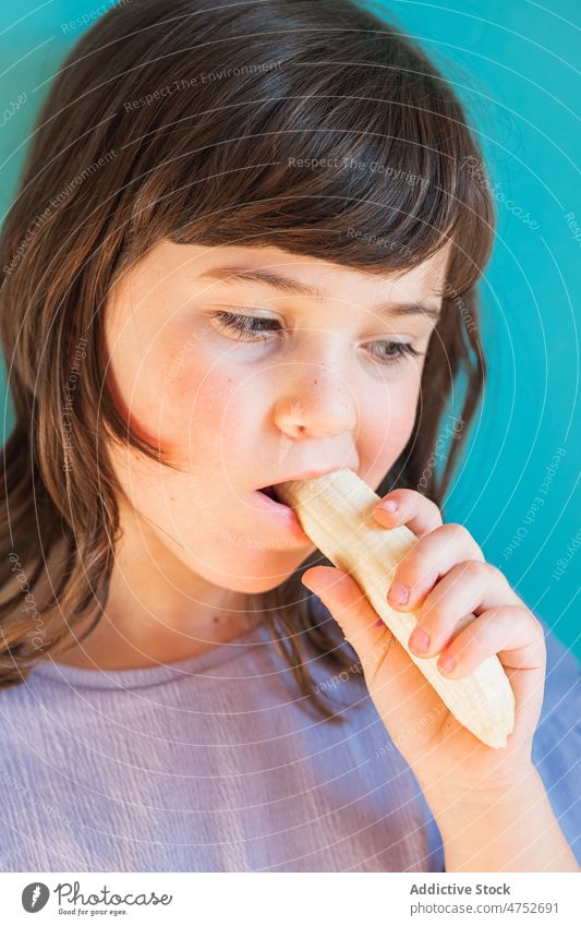 Mädchen isst reife Banane Kind Kindheit Frucht essen organisch gesunde Ernährung natürlich Lebensmittel frisch süß Atelier Vorschein Vitamin niedlich Stimmung