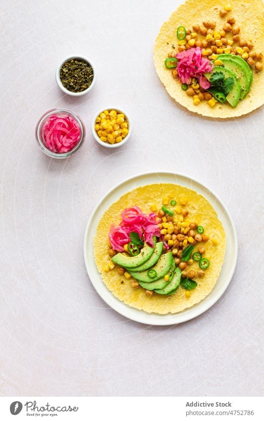 Frische Tortillas mit verschiedenen Toppings Taco mexikanisch Brotbelag Avocado Kichererbsen traditionell Lebensmittel Küche kulinarisch Bestandteil Ernährung