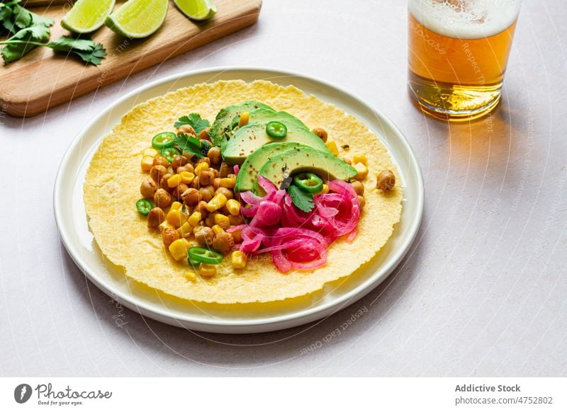 Frische Tortillas mit verschiedenen Toppings Taco mexikanisch Brotbelag Avocado Kichererbsen traditionell Lebensmittel Bier Küche kulinarisch Bestandteil