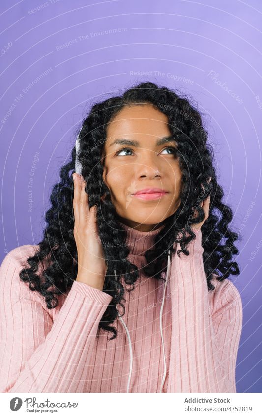 Schwarze Frau beim Musikhören Kopfhörer Zeitvertreib Hobby unterhalten meloman Gesang Melodie Wiedergabeliste Vorschein feminin Stil trendy Porträt Tanzen