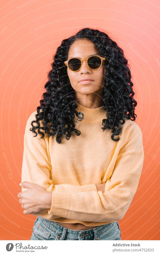 Stilvolle schwarze Frau mit Sonnenbrille Vorschein feminin trendy Accessoire Mode Outfit Kleidung attraktiv Atelier charmant Brille Afroamerikaner Dame schön