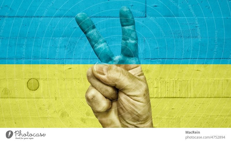 Victoyzeichen auf einer Betonwand Ukraine Krieg Ukrainekrieg Frieden Friedenszeichen blau-gelb Farben Hand Handzeichen Graffitti Zeichen Solidarität