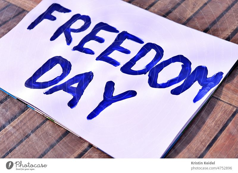 Freedom Day freedom Freiheit Ausdruck Freude blau Farbe Corona coronavirus Coronapandemie Coronamaßnahmen ungeimpft
