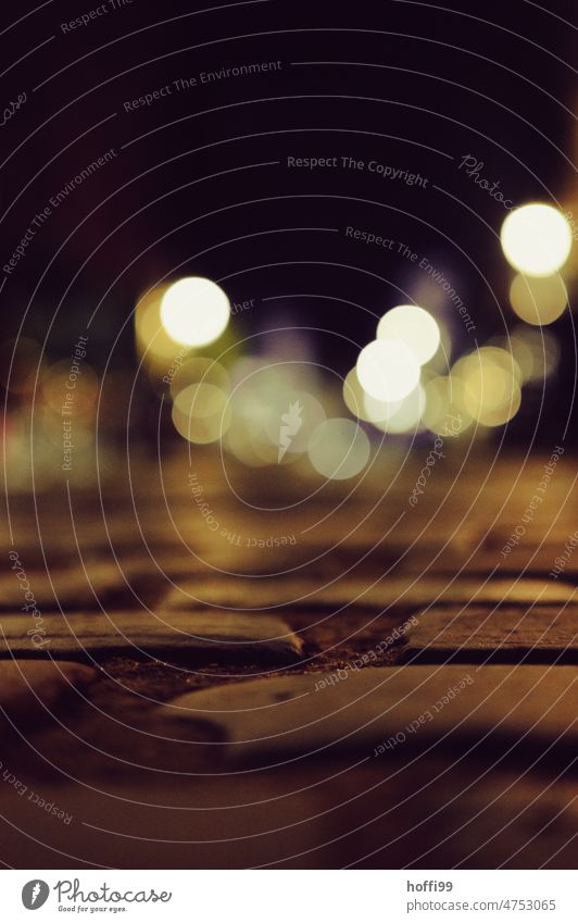 Lichtpunkte über Pflastersteinen in der Nacht Nachtleben bokeh lichter Bokeh Hintergrund Unschärfe abstrakt verschwommen Straße Lichter Kreise defokussiert