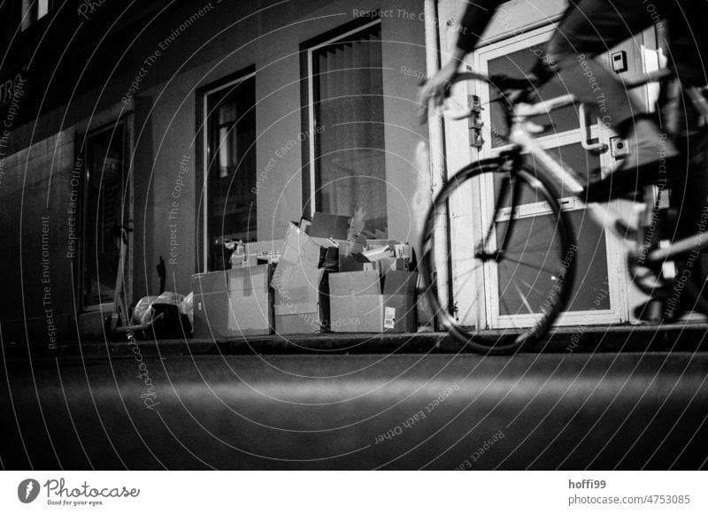 mit dem Rad durch die Nacht Radfahren fahradfahren Lifestyle Straße Nachtleben Nachtaufnahme Lieferservice kurierdienst Verkehr Transport urban Radfahrer