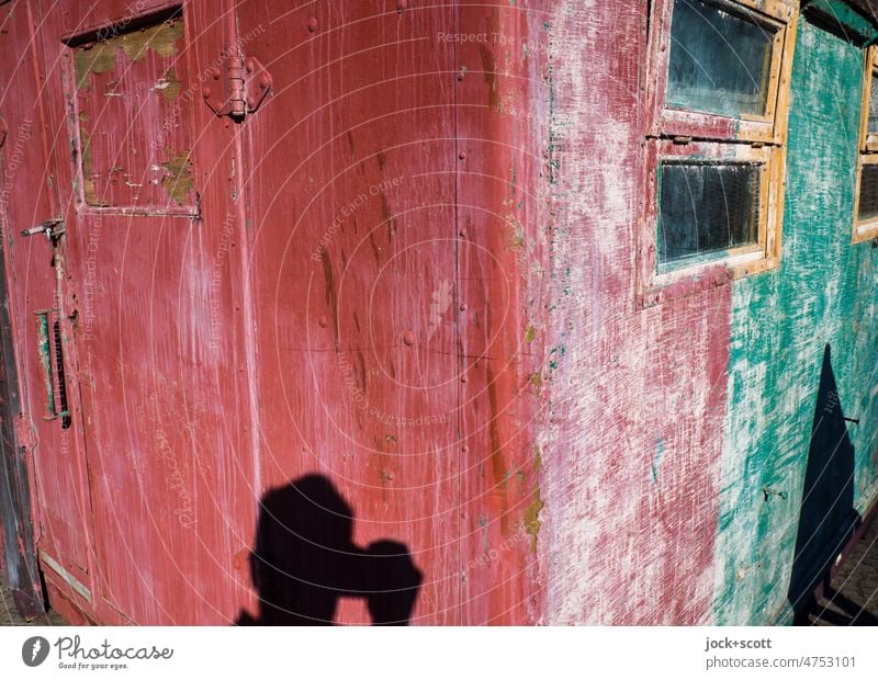 Versteckt | vor scheinheiligen Farben grün alt verwittert Holz Wand getüncht Russisch Stil Anstrich schäbig desolat gemalt Sonnenlicht rostig Verfall